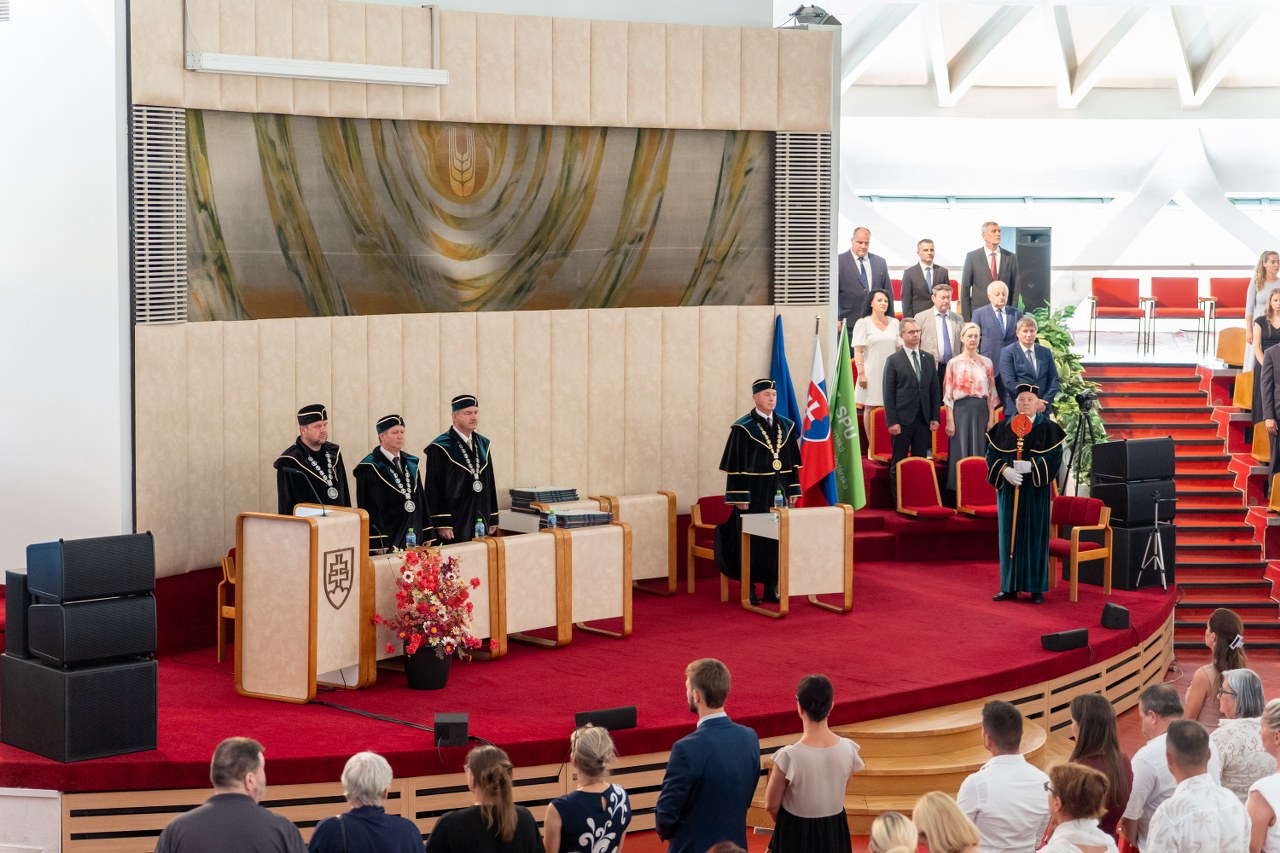 Slávnostné promócie absolventov bakalárskeho štúdia